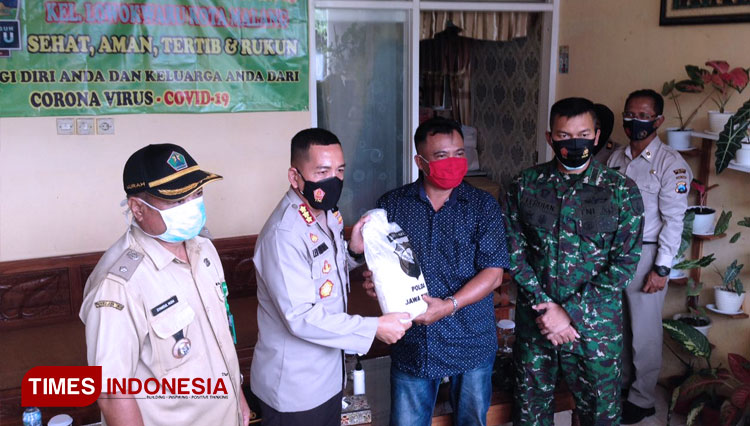 Penyerahan bantuan sosial untuk Kampung Tangguh Semeru (KTS) Lowokwaru. (Foto: Humas Polresta Malang Kota/TIMES Indonesia)