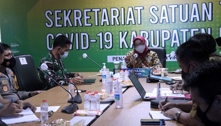 Bupati Bogor Ade Yasin saay menggelar rapat persiapan vaksinasi Covid-19. (FOTO: Diskominfo Kabupaten Bogor) 