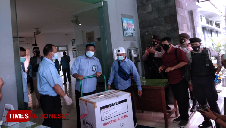 Kepala Dinas Kesehatan Kabupaten Bantul Agus Budi Rahardjo (tengah) saat menerima vaksin Sinovac. (FOTO: Totok Hidayat/TIMES Indonesia)