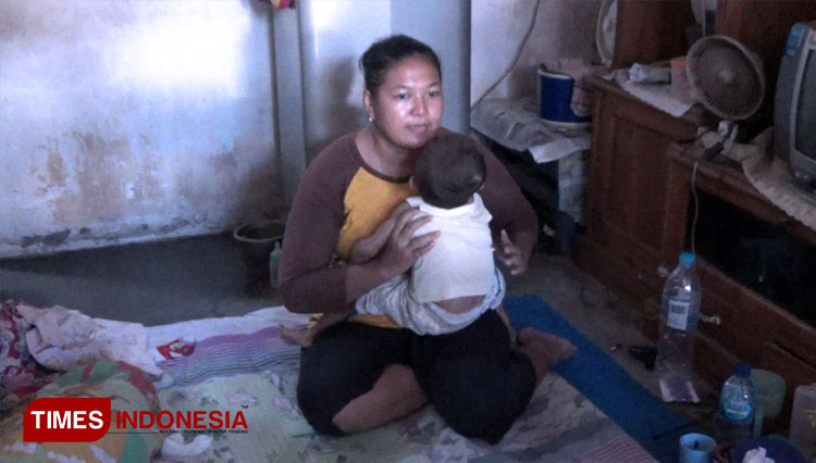 Bakri, balita penderita cerebral palsy dan epilepsi, dalam gendongan ibunya. (FOTO: Happy/TIMES Indonesia)