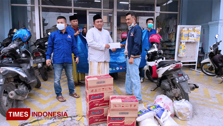 DPD NasDem Kabupaten Bangkalan saat menyerahkan bantuan kemanusiaan ke posko peduli banjir Kalsel di Ponpes Syaichona Cholil Bangkalan. (FOTO: Doni Heriyanto/TIMES Indonesia)