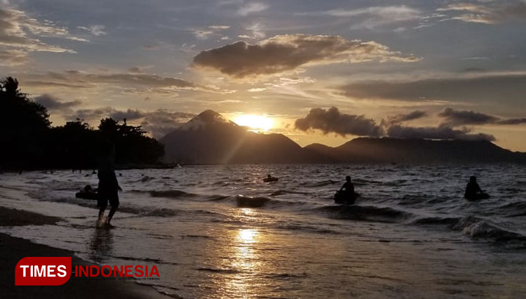 Suasana pantai wisata Doe Masure saat terbenam matahari. (Foto: Wahyudi Yahya/TIMES Indonesia)
