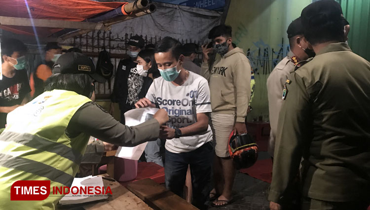 Pelaksanaan operasi PPKM Jilid pertama di sejumlah tempat usaha di Kota Malang oleh tim gabungan. (Foto: Dok. Rizky Kurniawan Pratama/TIMES Indonesia)