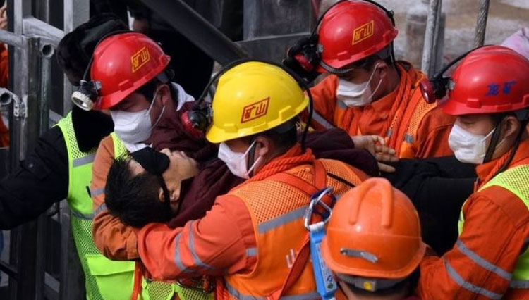 Para penambang yang masih hidup mengenakan penutup mata untuk melindungi mata mereka setelah menghabiskan dua minggu dalam kegelapan. (FOTO:BBC/EPA)