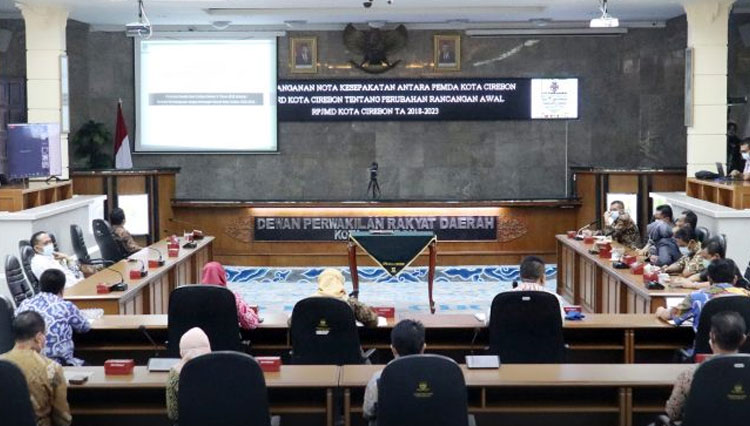 Suasana Rapat DPRD Kota Cirebon di ruang Griya Sawala pembahasan RPJMD (FOTO: Dok Humas DPRD Kota Cirebon)