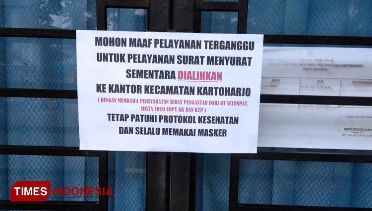 Pemberitahuan Pengalihan Pelayanan Surat Menyurat di Kelurahan Oro - Oro Ombo. (FOTO: Romy Tri Setyo/TIMES Indonesia).