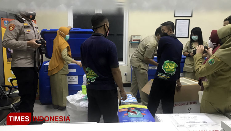 Petugas mencatat kedatangan Vaksin Covid-19 di Kantor Dinas Kesehatan (Dinkes) Kota Malang, Senin (25/01/2021) malam. (Foto: Dok. Rizky Kurniawan Pratama/TIMES Indonesia)