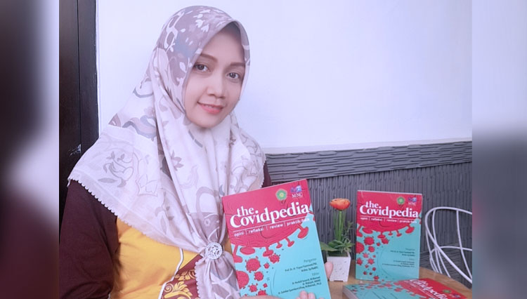 Nurlaili Susanti memegang buku The Covidpedia. (Foto: Nurlaili Susanti For TIMES Indonesia)