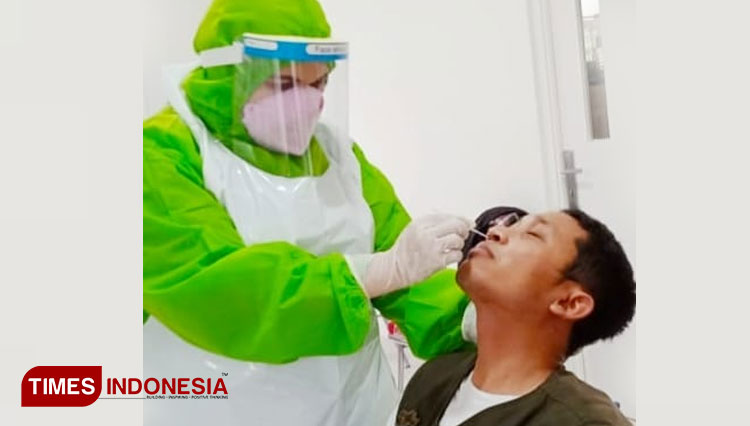 dr Syifa Mustika SpPD-KGEH saat melakukan tes swab. (Foto: Dok. Pribadi for TIMES Indonesia)