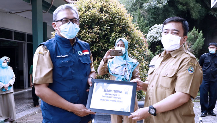 Wakil Bupati Bogor Iwan Setiawan saat menerima vaksin Covid-19 dari Pemerintah Pusat pada Selasa (26/01). (FOTO: Diskominfo Kab Bogor) 