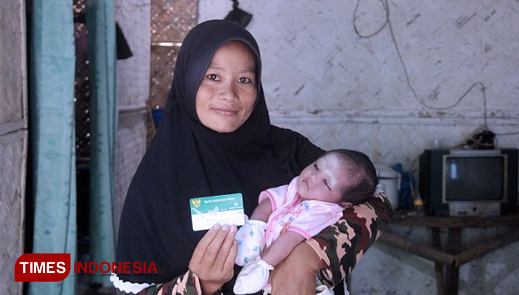 Sunarmi menggendong bayinya yang dilahirkan melalui operasi caesar. (FOTO: Humas BPJS Kesehatan Jember for TIMES Indonesia)