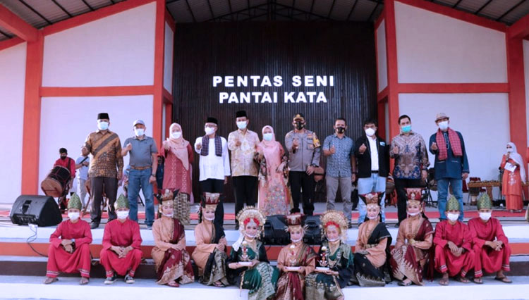 The locals gathered to attend the launching of Pentas Seni Pantai Kata or Kata Beach Art Festival of Pariaman. (Photo: Pariamankota.go.id)