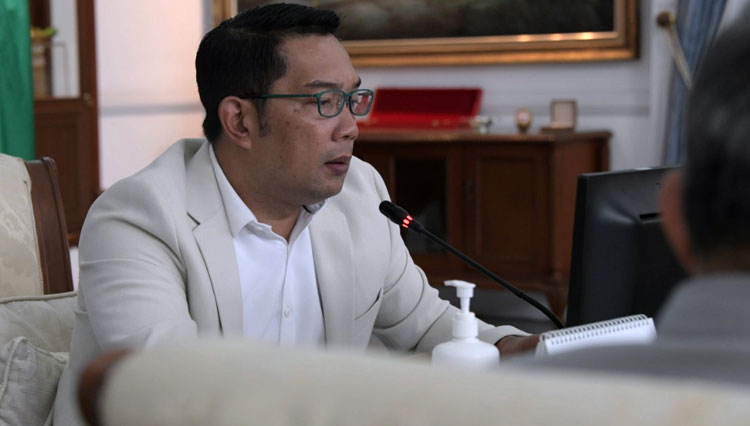 Gubernur Jabar Ridwan Kamil saat melakukan konferensi video dengan 12 Kepala Daerah di Jabar terkait Program Penguatan Puskesmas di Gedung Pakuan, Kota Bandung, Selasa (26/1/2021). (Foto: Humas Jabar)