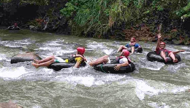 The visitors having fun tubing at Sedekan River Tubing of Ciamis, West Java. (Photo: Dadang/harapanrakyat.com)