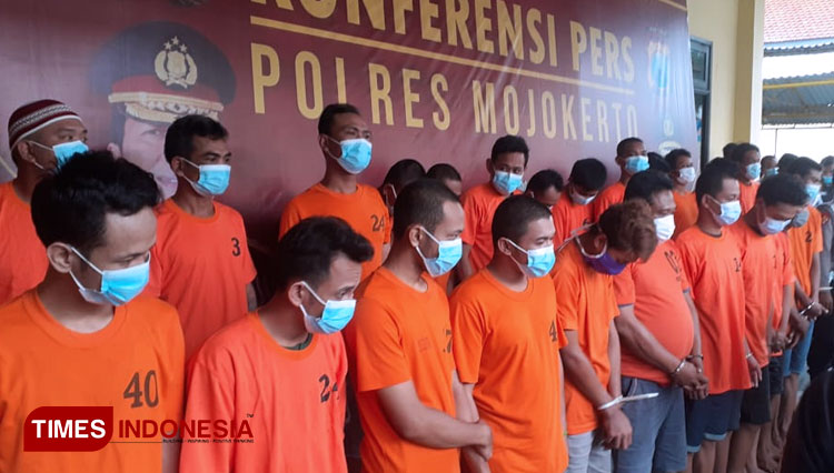 25 tersangka kasus narkoba yang berhasil diungkap Satuan Reserse Narkoba Polres Mojokerto (27/01/2022) (Foto: Thaoqid Nur Hidayat/TIMES Indonesia)