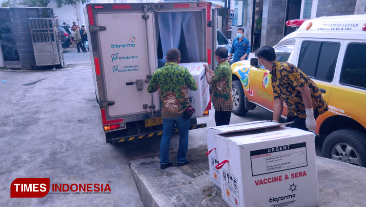 Boks berisi vaksin merek Sinovac saat akan dipindahkan ke ruang penyimpanan khusus yang ada di gudang farmasi milik Dinkes Jember. (FOTO: Muhammad Faizin /TIMES Indonesia)