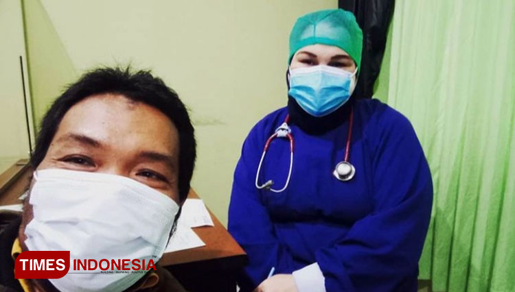 Dokter Syifa Mustika saat diajak selfie salah satu pasiennya. (Foto: Dok. Pribadi for TIMES Indonesia)