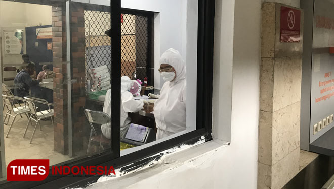 Terlihat para petugas yang berada di ruangan Stasiun Baru Kota Malang yang menggunakan APD lengkap guna melayani para penumpang kereta api yang melakukan Rapid Test Antigen langsung di stasiun. (Foto: Rizky Kurniawan Pratama/TIMES Indonesia)
