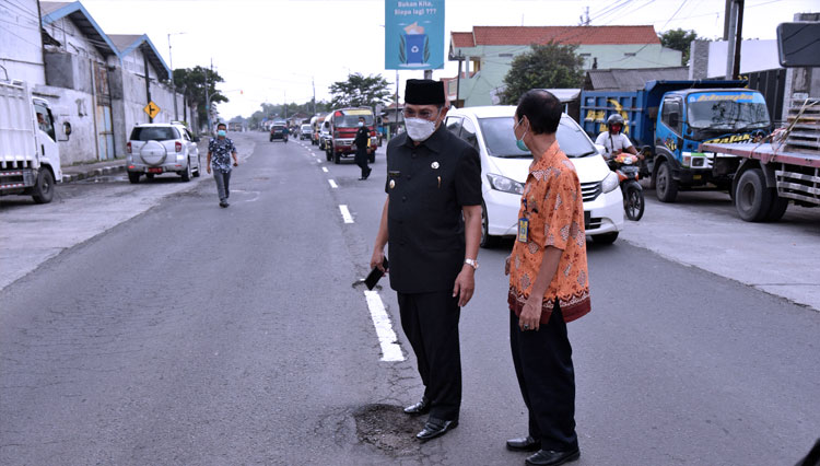 Diwaduli Warga Jatuh Akibat Jalan Rusak, Ini Yang Dilakukan Pj Bupati Sidoarjo