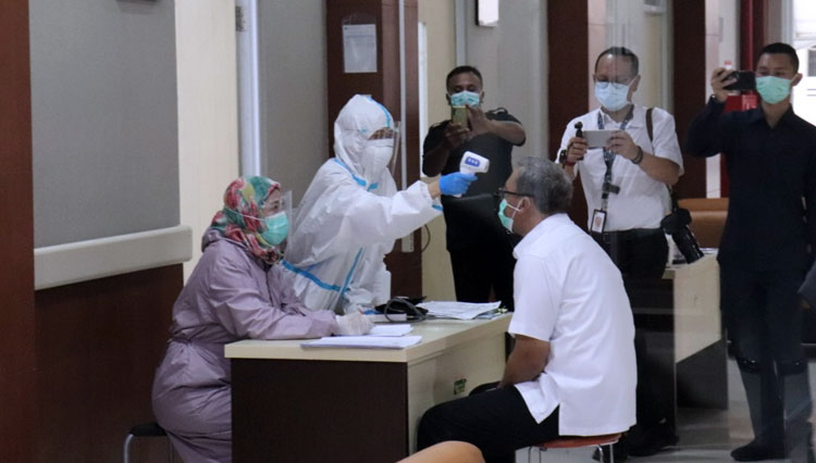 Wakil Bupati Bogor, Iwan Setiawan saat menjalani Medical Check Up sebelum disuntik Vaksin Covid-19. (Foto: Diskominfo Kabupaten Bogor)