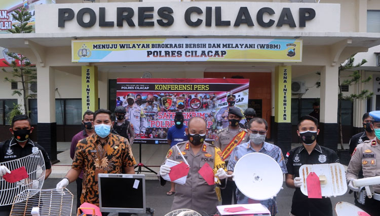 Konferensi pers penangkapan pelaku pencurian bandwidth. (FOTO: Humas Polres Cilacap for TIMES Indonesia) 