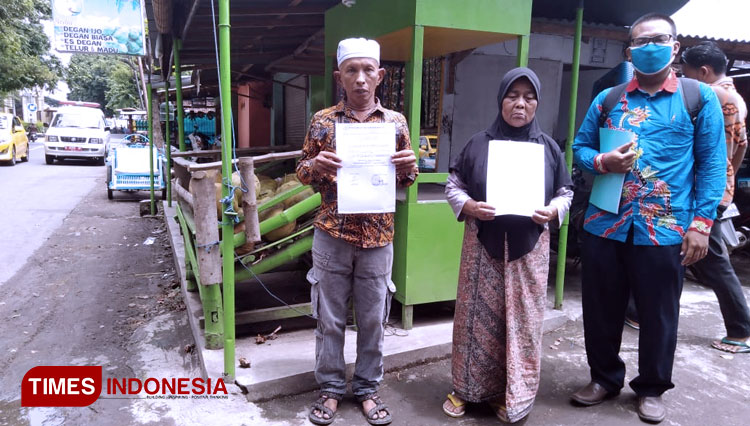 Muhammad Hasan Sanah dan Juha, yang tinggal di atas tanah milik pengairan Kabupaten Probolinggo. (FOTO: Dicko W/TIMES Indonesia)