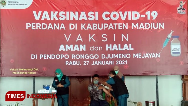 Sekretaris PC NU Kabupaten Madiun Gus Mabrur usai mengikuti vaksinasi Covid-19. (Foto: Romy Tri Setyo Wibowo/TIMESIndonesia)