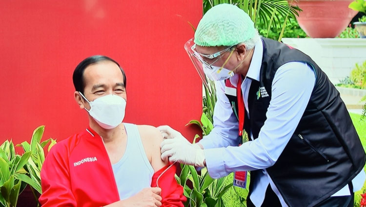 Presiden RI Jokowi saat disuntik vaksin Covid-19 Sinovac ke dua kalinya di Istana negara. (FOTO: Setkab RI)