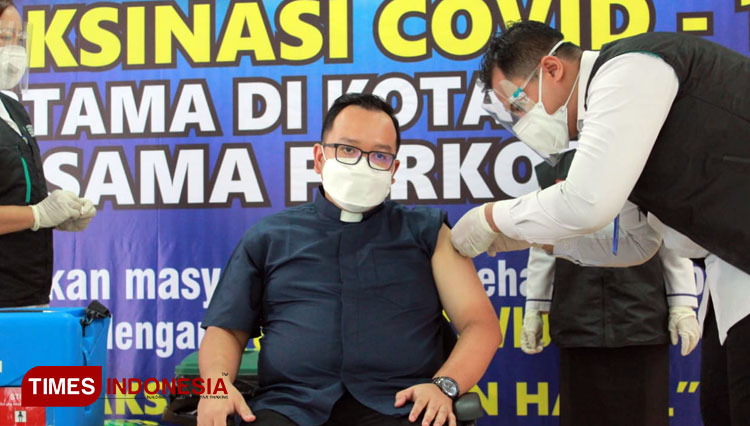 Pastur Paroki Gereja St. Cornelius Kota Madiun Romo Antonius Yanuardi Hendro Wibowo saat disuntik vaksin Covid-19. (Foto: Aditya Candra/TIMES Indonesia)