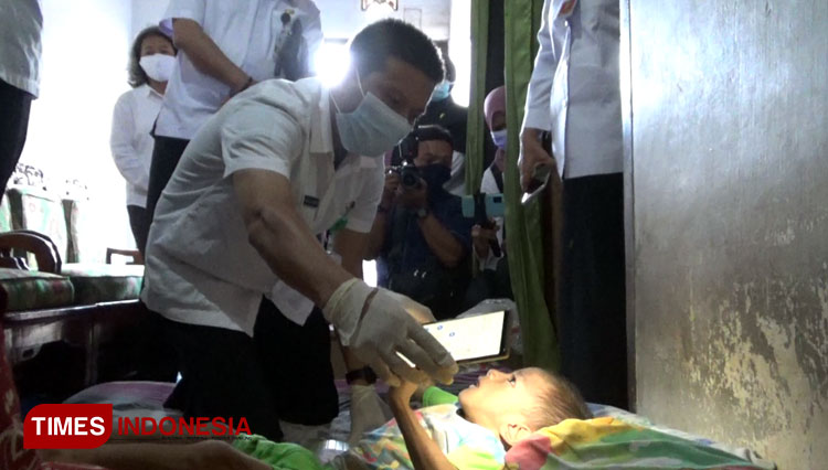 Tim dokter Pemkot Probolinggo memeriksa kondisi Balita Bakri. (FOTO: Happy/TIMES Indonesia)