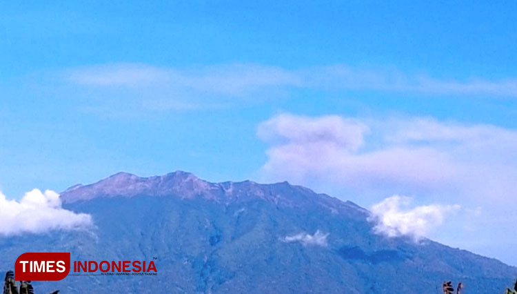 Asap terlihat membumbung tinggi dari puncak Gunung Raung (FOTO: Rizki Alfian/TIMES Indonesia)