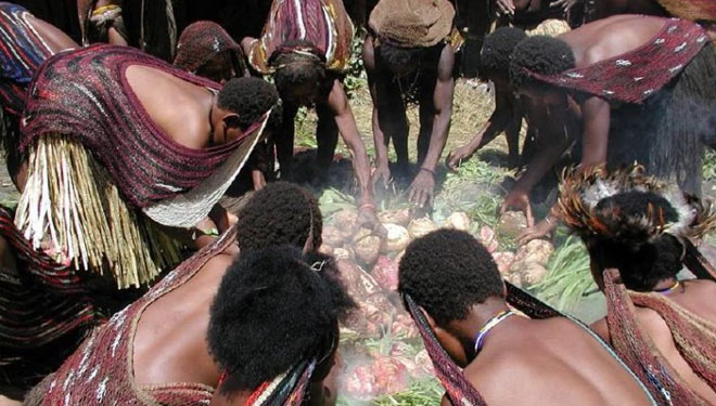 The local community of Papua cook in the Barapen. (Photo: bebaspedia.com)