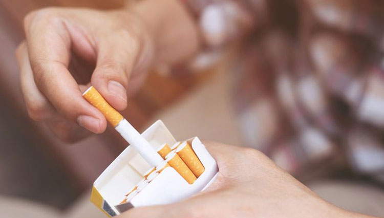 Ilustrasi - tingkat konsumsi rokok pada remaja Indonesia. (FOTO: Shutterstock)