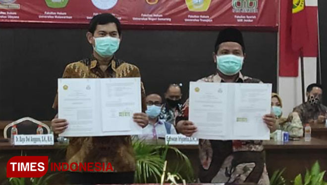 Dekan Fakultas Hukum Unej (kiri) dan Dekan Fakultas Syariah IAIN Jember usai menandatangani MoU, Selasa (26/1/2021). (Foto: Humas FS IAIN Jember for TIMES Indonesia)