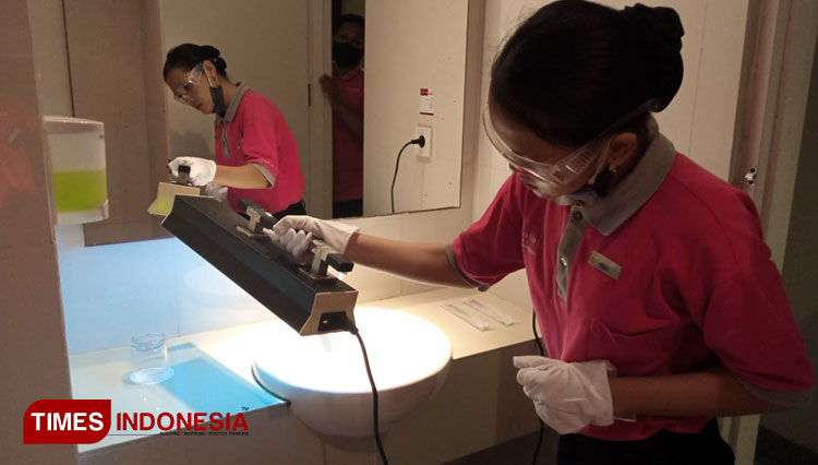 Alat UV Light System sedang digunakan untuk mensterilisasi tempat yang akan digunakan pelanggan. (FOTO: Dok Favehotel Cilacap for TIMES Indonesia) 