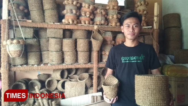 Firman Yusuf dan berbagai model hasil produksinya, pot bunga dari sabut kelapa. (Foto: Hermawan Septianto/ TIMESINDONESIA)