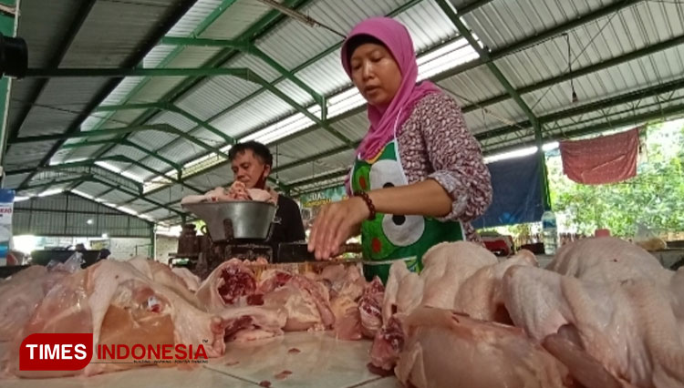 Pedagang daging ayam potong di Pasar Srono. (Foto: Rizki Alfian/TIMESIndonesia)