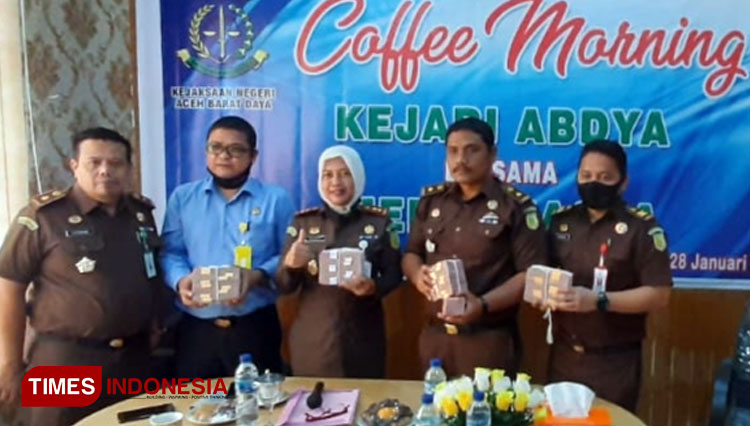 Kejari Abdya, Aceh memperlihatkan sejumlah uang yang dikembalikan oleh CV. HK Jaya Perkasa (T. Khairul Rahmat Hidayat/TIMES Indonesia)