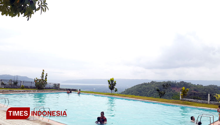 Suasana keindahan kolam renang Desa Wonogondo dan pengunjung menikmati air. (Foto: Rojihan/TIMES Indonesia)