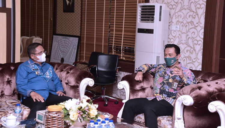 Wali Kota Gorontalo, Marten Taha saat rapat koordinasi pencegahan korupsi dengan tim Koordinasi Supervisi Wilayah IV Komisi Pemberantasan Korupsi (KPK) di ruangan pribadinya. (foto: Humas Pemkot Gorontalo)