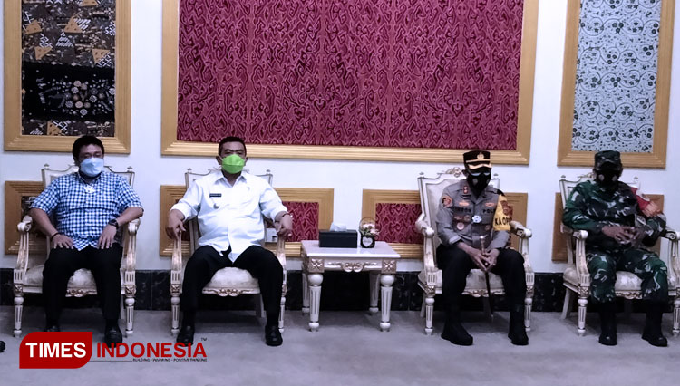 Wali Kota Cirebon Nashrudin Azis (kemeja putih). (FOTO: Ayu Lestari/TIMES Indonesia)