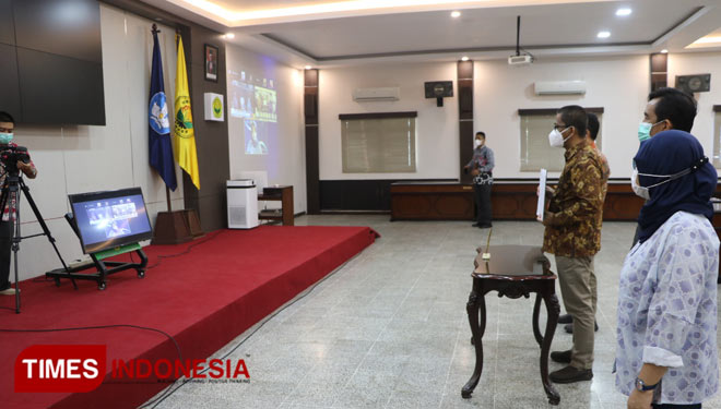 Suasana penandatanganan nota kesepahaman antara Unej dengan PTPN XI yang dilakukan secara daring. (Foto: Humas Unej for TIMES Indonesia)