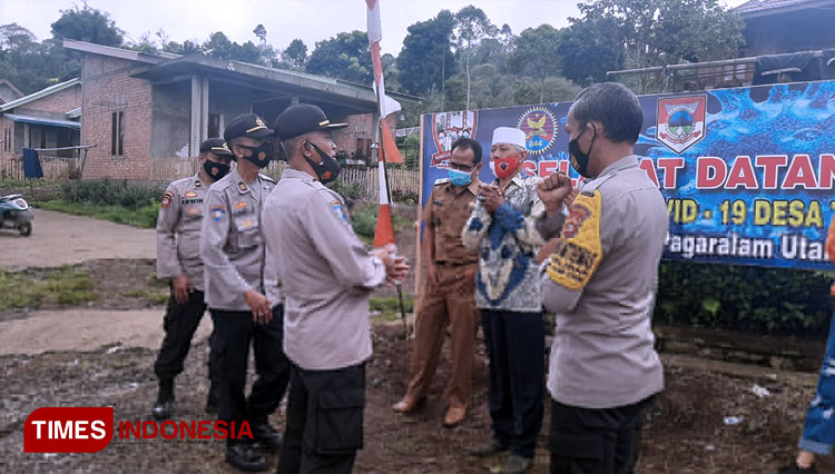 Tim Penilai Polda Sumsel didampingi Bripka Dedi mengecek lokasi Kampung Tangkal Covid di Desa Talang Camai. (FOTO: Asnadi/TIMES Inesia)