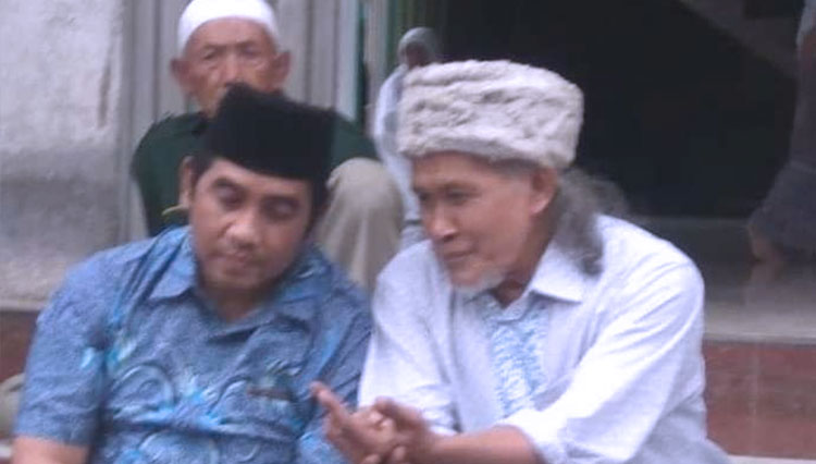 Almarhum KH Ahmad Zubaidah bersama Rektor Unira Malang Dr Hasan Abadi MAP. (FOTO: Hasan Abadi)