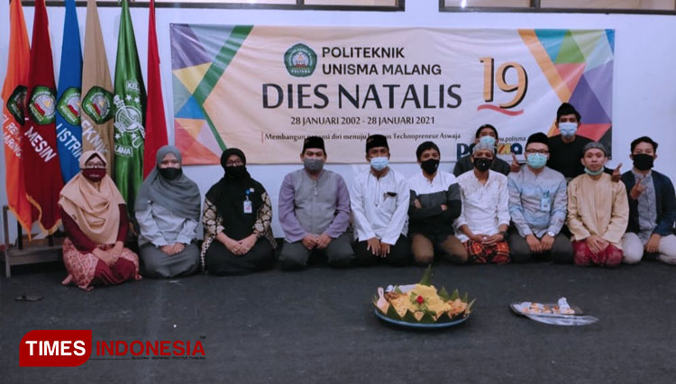 Civitas akademik Polisma, Pemotongan Tumpeng dan Pemberian Penghargaan Pegawai Terbaik 2020 oleh Direktur Ana Nuril A, ST., MT. (FOTO: AJP TIMES Indonesia)