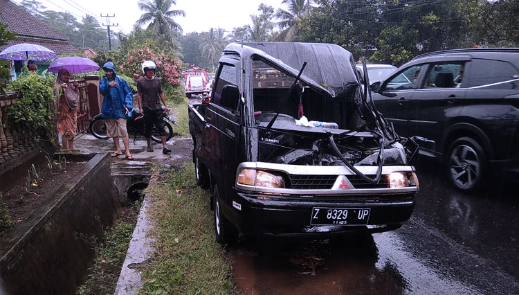 Angin Kencang, Mobil Tertimpa Pohon Tumbang di Desa Sukaresik Pangandaran
