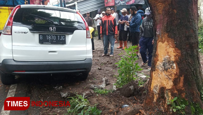 Kondisi mobil Honda CRV bernopol B 1870 TJG usai menabrak pohon di kawasan Jalur Sarangan, Magetan. (Foto: Suroso for TIMES Indonesia)