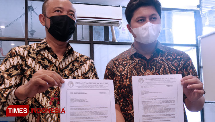 Perwakilan Yayasan Ilyas Shafira Yunus Chalidana didampingi Kuasa Hukum Yayasan Ilyas Shafira, Muhammad Takim, S.H, menunjukkan surat pemutusan kerjasama atau Relokasi Kampus Al Azhar Malang, Jumat (29/1/2021). (FOTO: Lely Yuana/TIMES Indonesia)