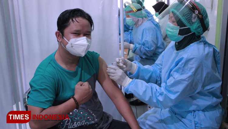 Tenaga Kesehatan Puskesmas di Kota Madiun Mulai Divaksin Covid-19