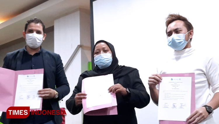 Somnium Creative saat melakukan perjanjian kerjasama dengan SCN dan  Fahion Division Paris, Jumat (29/1/2021). (Foto: Faisal Rizky/TIMES Indonesia)      